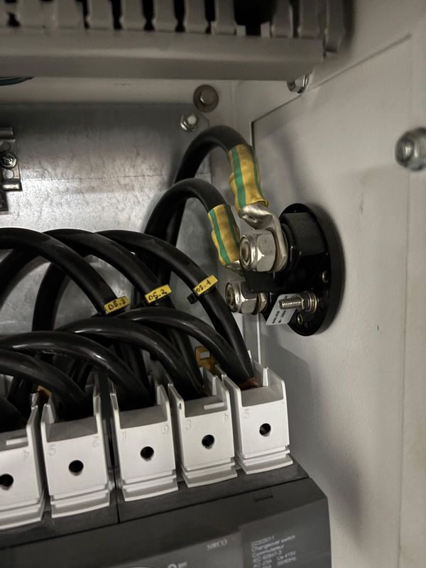 Changeover cabinet: earth feed-through stud with two green/yellow bonds.