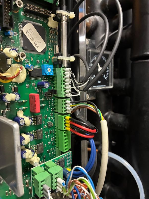 Unit 2 inverter board, connector J104: new flow-sensor cable landed.