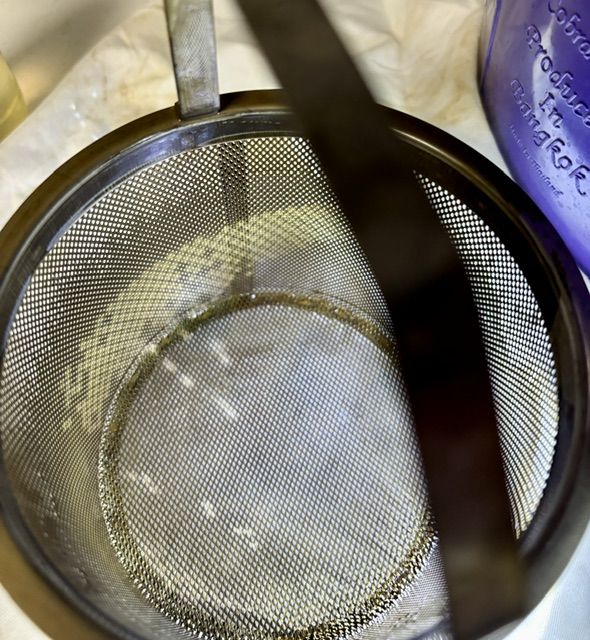 Chilled-loop strainer with granular sediment